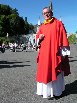 don Ezio sull'Esplanade di Lourdes - 14 settembre 2003